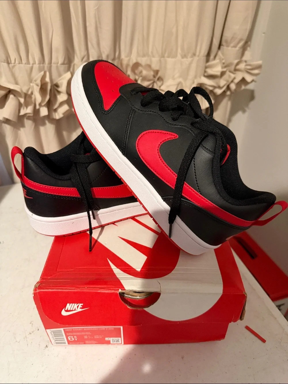 Nike Kids Black and Red Low-Top Sneakers with White Sole